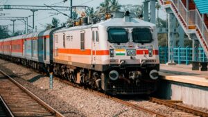 छठ पर दिल्ली से बिहार लौटना होगा आसान! सिर्फ 305 रुपये में दानापुर पहुंचाएगी जनसाधारण एक्सप्रेस