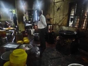 पटना में मिठाई दुकानों पर खाद्य विभाग का बड़ा एक्शन, 2060 किलो मिठाई जब्त; आकाश स्वीट्स और माखन भोग का लाइसेंस निलंबित