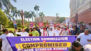 चुनाव आयोग तक मार्च पर अड़ा विपक्ष, राहुल-प्रियंका आकाशवाणी भवन में धरने पर बैठे