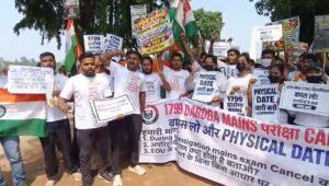 1799 दारोगा भर्ती परीक्षा रद्द होने पर अभ्यर्थियों का फूटा गुस्सा, बोले- मुख्यमंत्री जी को 10 मिनट तो देना ही होगा