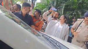 लोकभवन के गेट पर संजय सरावगी की गाड़ी को लेकर हंगामा, पुलिस ने भीड़ से निकालकर अंदर पहुंचाया; लगे ‘वोट चोर’ के नारे