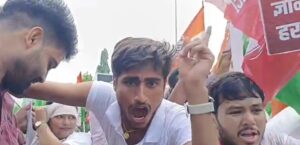 बैरिकेडिंग पर लगातार प्रदर्शन, ‘वोट चोरी’ के आरोपों के बीच ज्ञानेश के इस्तीफे की मांग