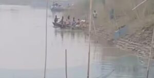 बेगूसराय के चमथा दियारे में बड़ा हादसा: 20 लोगों से भरी नाव गंगा की ढाब में पलटी, दो लापता