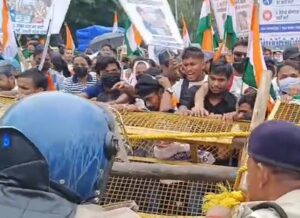 पटना में दरोगा भर्ती परीक्षा रद्द होने के विरोध में अभ्यर्थियों का प्रदर्शन, बैरिकेडिंग तोड़ डाकबंगला पहुंचे