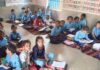 104 वर्ष पुराने विद्यालय में बुनियादी सुविधाओं का अभाव, जमीन पर बैठकर पढ़ने को मजबूर बच्चे