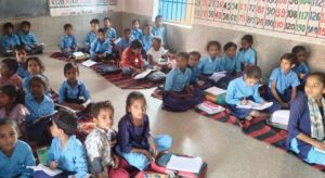 104 वर्ष पुराने विद्यालय में बुनियादी सुविधाओं का अभाव, जमीन पर बैठकर पढ़ने को मजबूर बच्चे