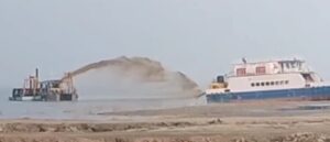 गंगा का जलस्तर घटने से बियाडा घाट पर एक सप्ताह से फंसा जहाज, निकालने का प्रयास जारी