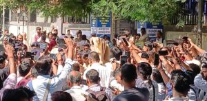 Bihar MLC Election Result 2026: काउंटिंग सेंटर पर भारी बवाल, सरकारी कर्मचारियों को घेरा; सड़क पर बिखरे दस्तावेज