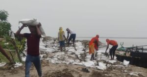 गंगा नदी में हो रहे कटाव पर सांसद रूढ़ी के पहल से शुरू हुआ राहत बचाव कार्य