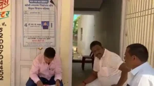 बिहार MLC चुनाव: मतदान केंद्र के बाहर BJP प्रत्याशी का पोस्टर लगाने पर विवाद, तीसरी चेतावनी के बाद हटाया गया बैनर