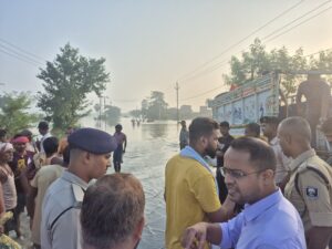 सारण के मकेर में राष्ट्रीय राजमार्ग 722 पर चढ़ा बाढ़ का पानी